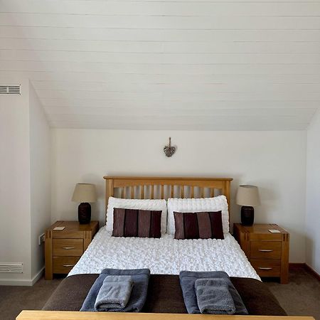 Medway Hot Tub Lodge South Cerney Eksteriør bilde
