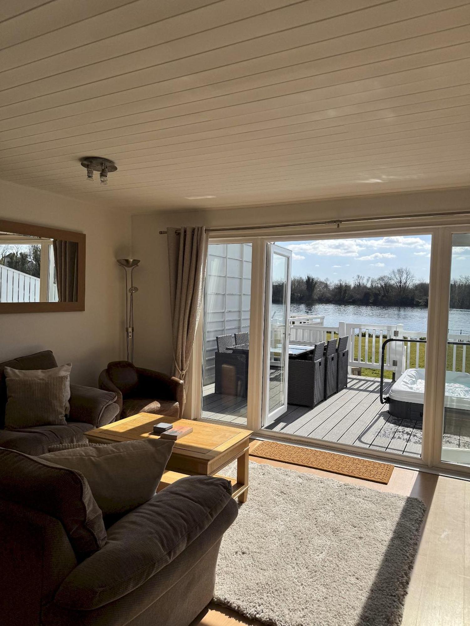 Medway Hot Tub Lodge South Cerney Eksteriør bilde