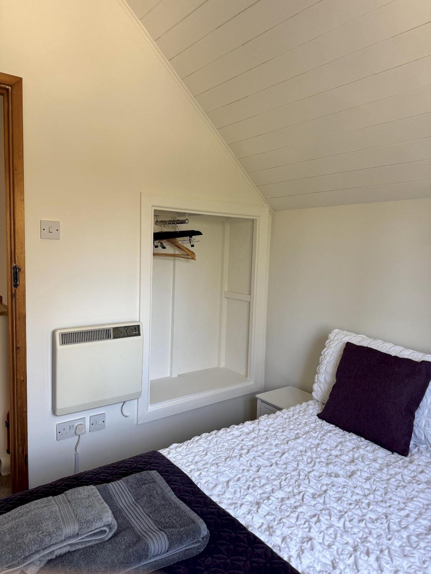 Medway Hot Tub Lodge South Cerney Eksteriør bilde