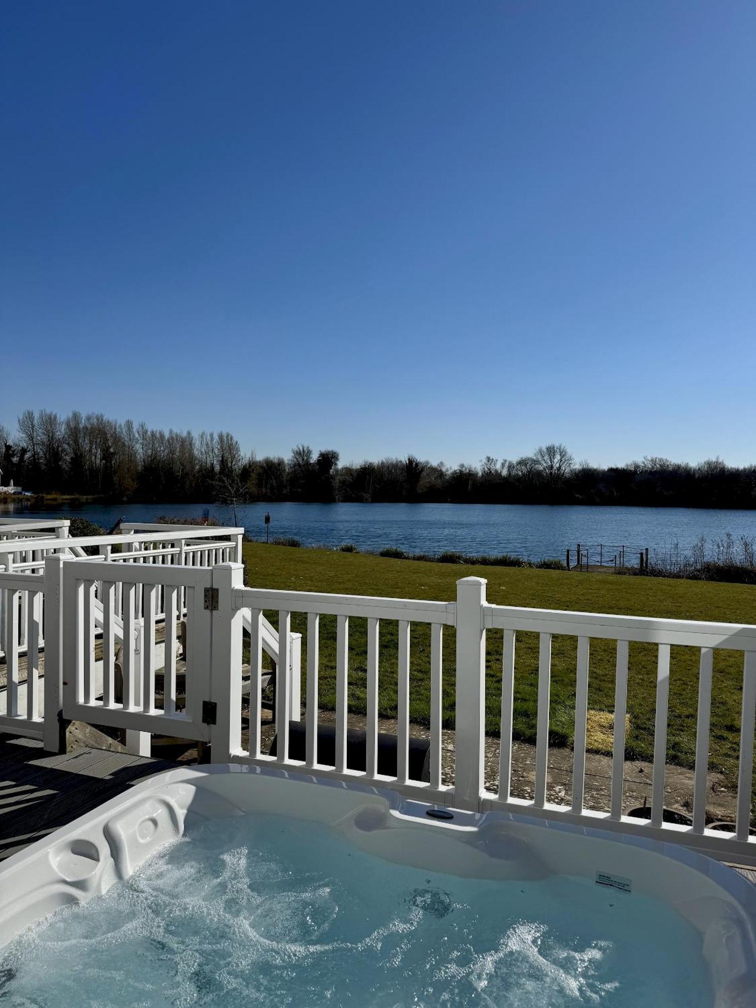 Medway Hot Tub Lodge South Cerney Eksteriør bilde