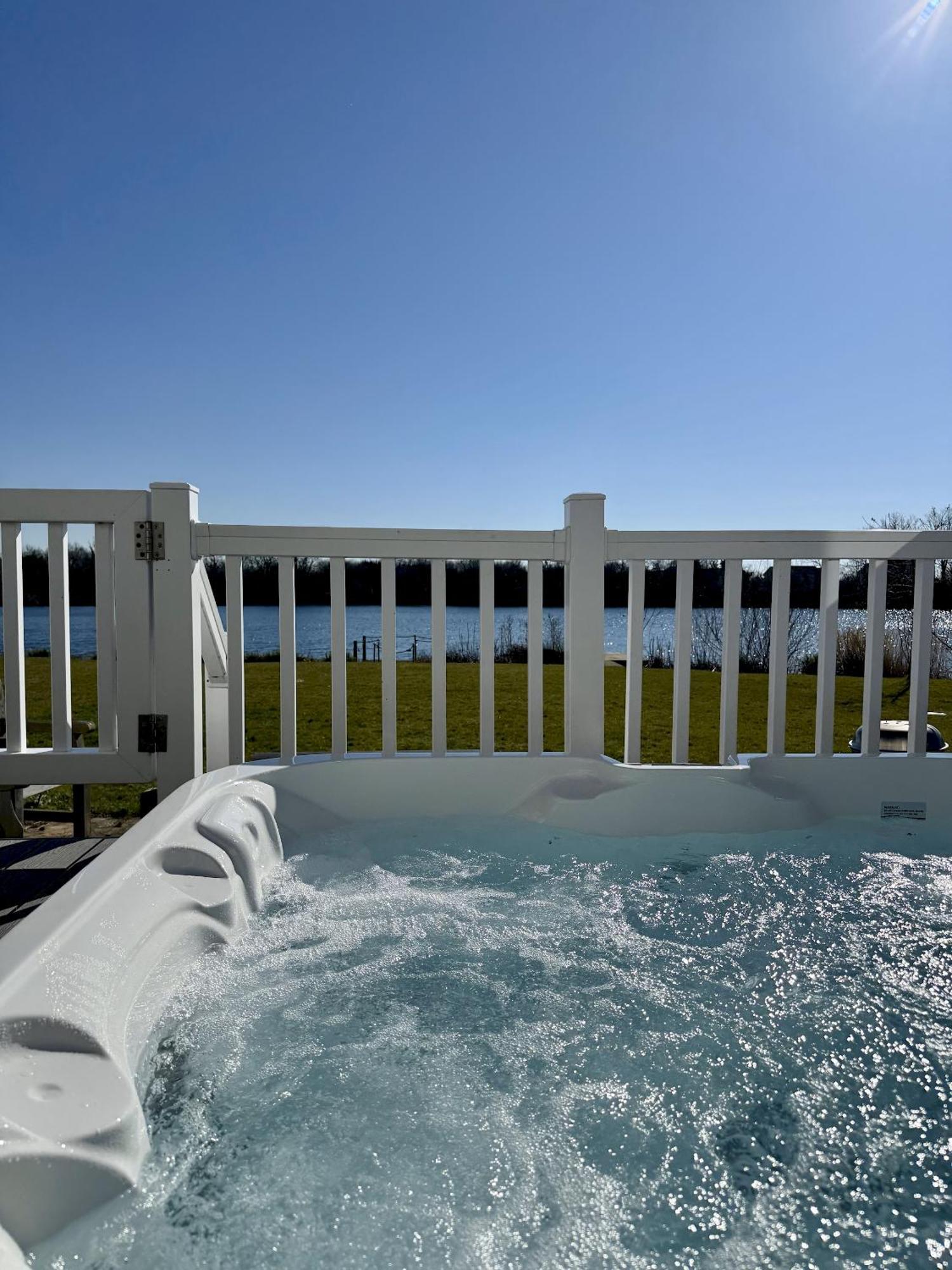Medway Hot Tub Lodge South Cerney Eksteriør bilde