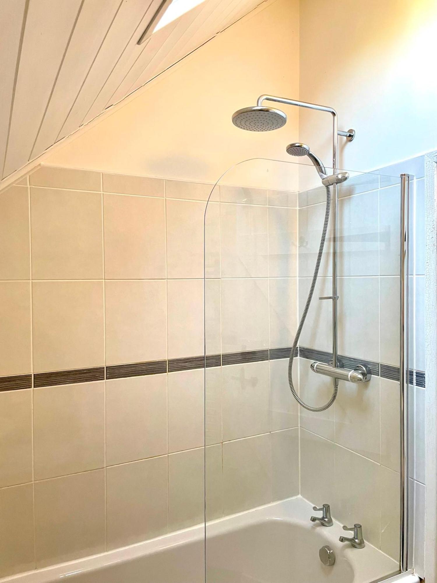 Medway Hot Tub Lodge South Cerney Eksteriør bilde