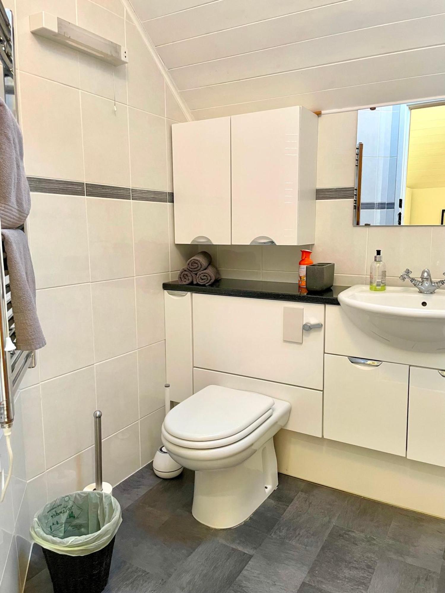 Medway Hot Tub Lodge South Cerney Eksteriør bilde