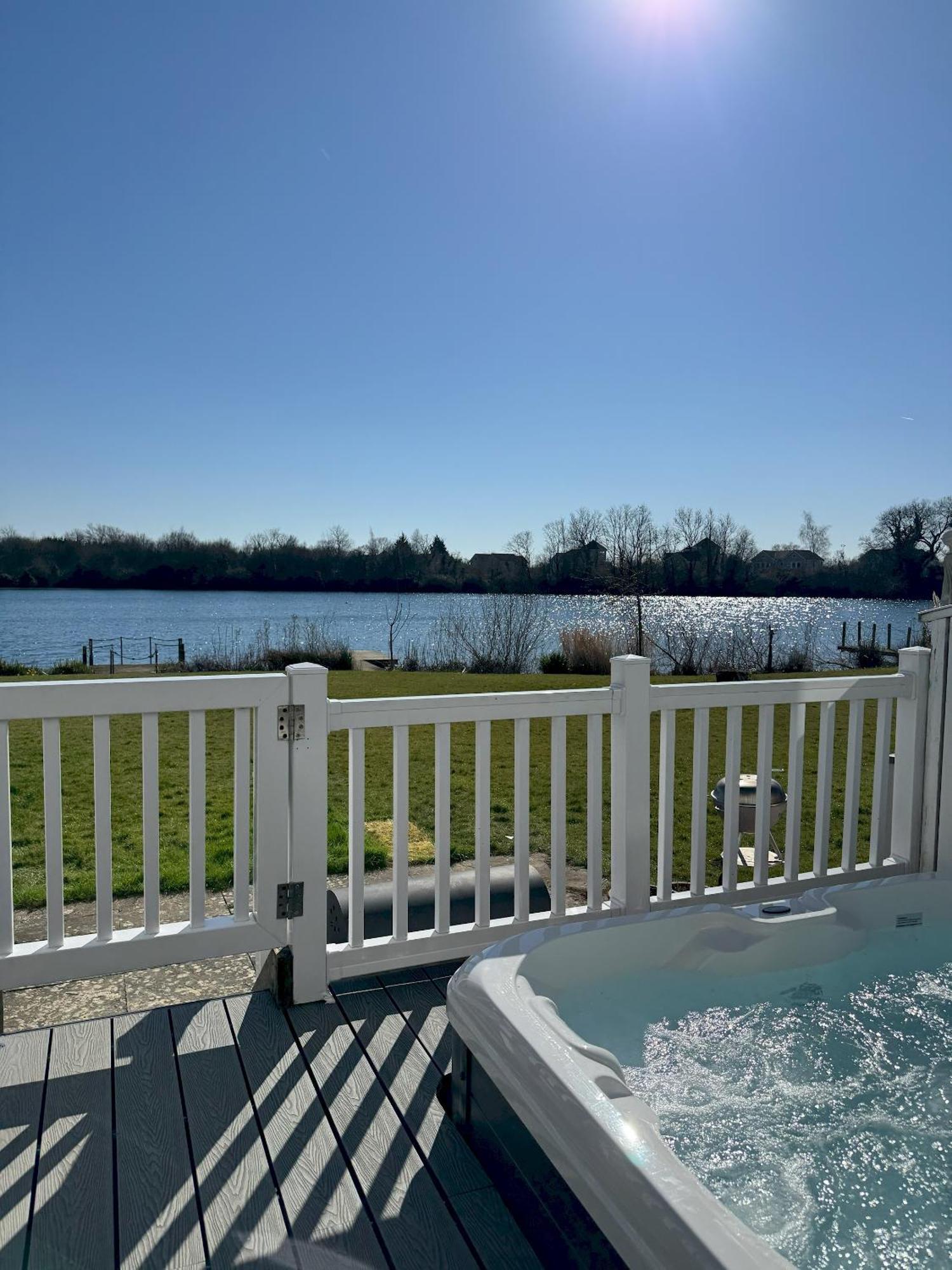 Medway Hot Tub Lodge South Cerney Eksteriør bilde