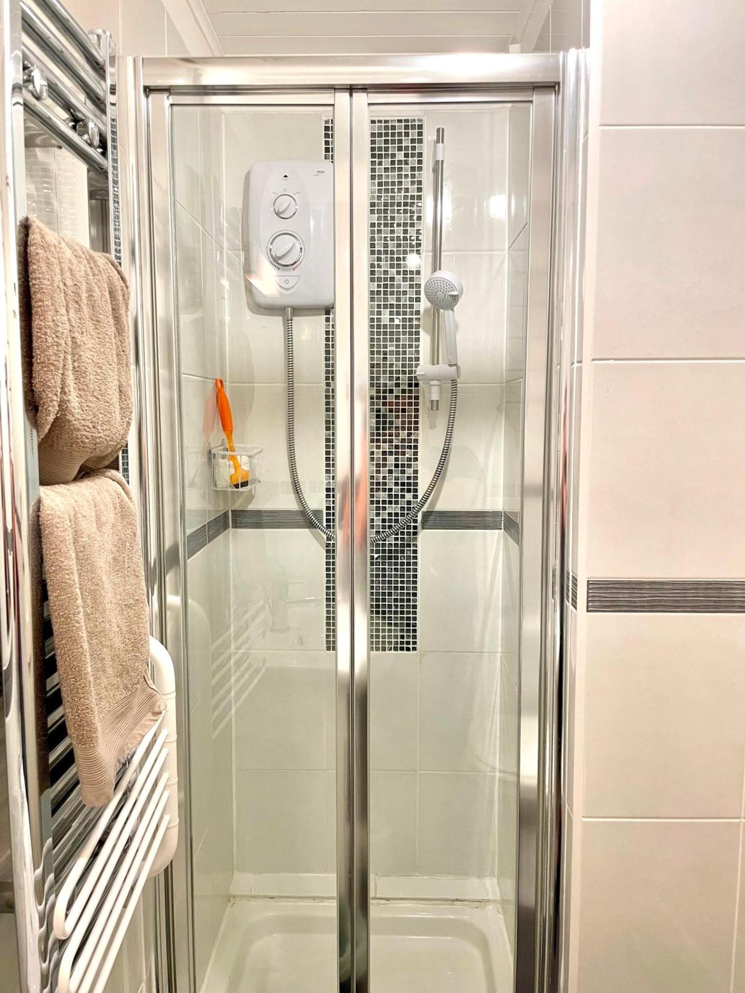 Medway Hot Tub Lodge South Cerney Eksteriør bilde