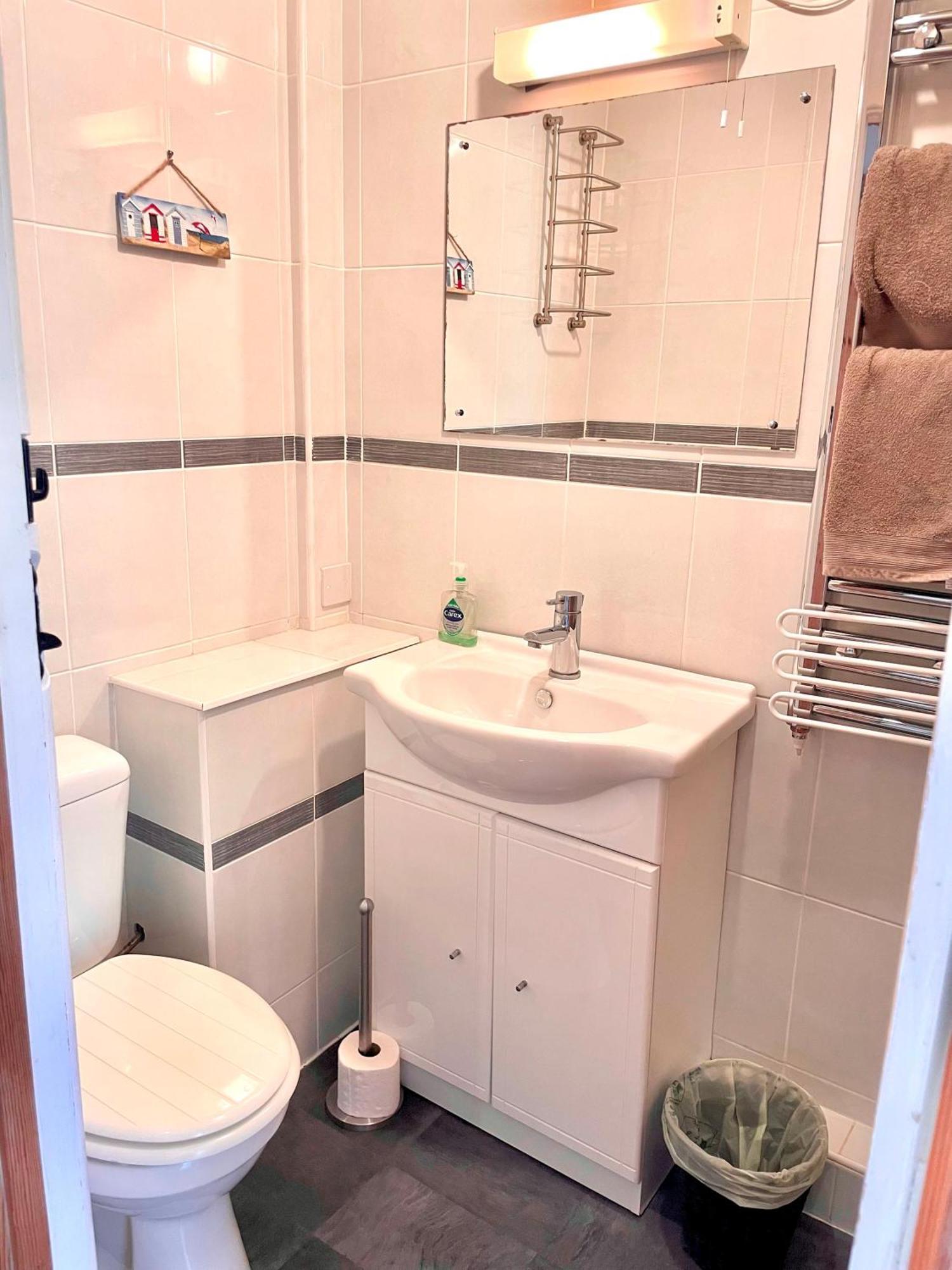 Medway Hot Tub Lodge South Cerney Eksteriør bilde