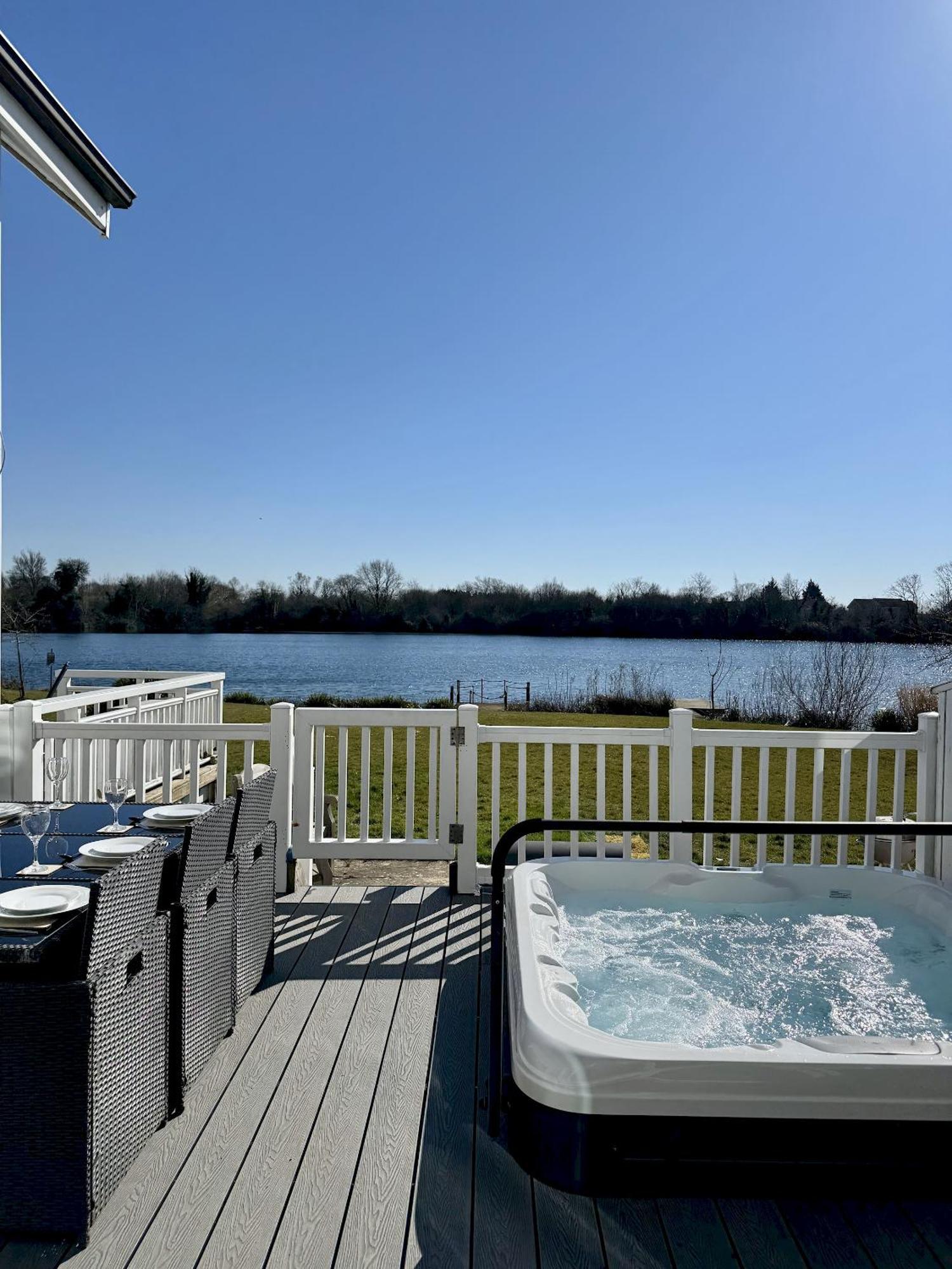 Medway Hot Tub Lodge South Cerney Eksteriør bilde